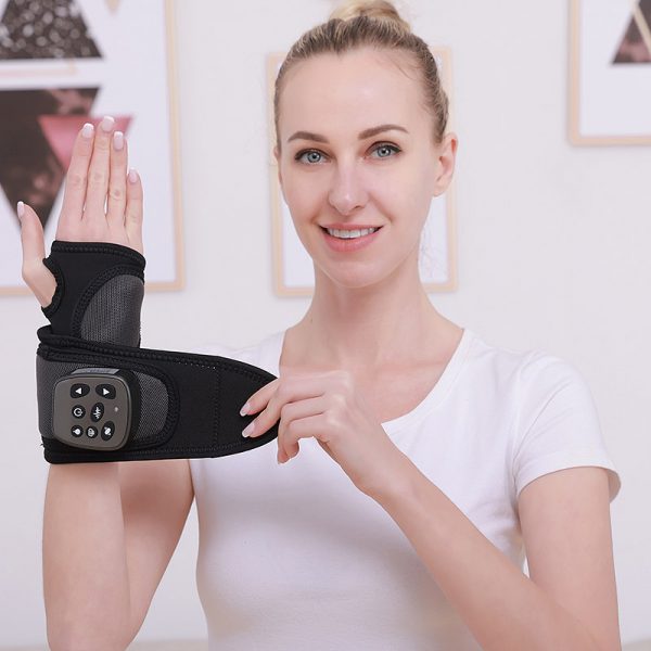 Masážní přístroj na zápěstí s chronickými bolestmi BeautyRelax Wristmax